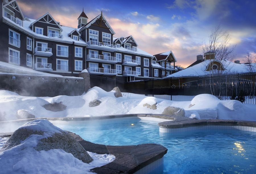 A scenic shot of the Westin Trillium hot tub in the winter. 